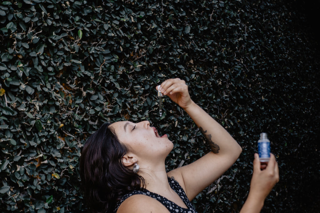 Persona consumiendo diferentes tipos de CBD