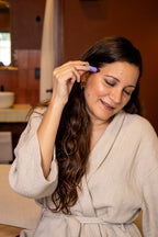 Mujer aplicando roll on Serene Sewari