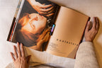Roll on Serene Sewari junto a una revista