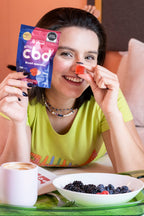 Mujer con gomitas de CBD frutos rojos Sewari