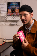 Hombre sosteniendo chocolate Xocomalli con CBD Sewari