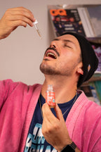 Hombre usando gotero de CBD Full Spectrum Sewari
