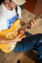 Hombre con guitarra y Mango Nano Gummies Sewari