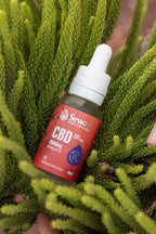 Frasco de gotas de CBD Full Spectrum Sewari entre plantas